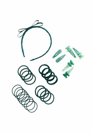 Ensemble d'accessoires capillaires comprenant un bandeau turquoise avec un nœud, divers élastiques à cheveux turquoise et des pinces avec des détails en nœud dans différentes nuances de vert.