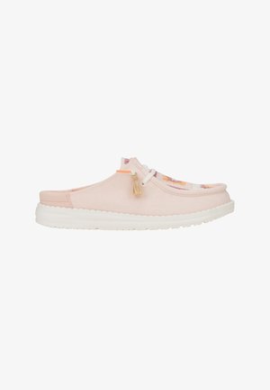 Scarpa slip-on in tela rosa chiaro con suola in gomma bianca, caratterizzata da accenti floreali e una frangia decorativa sulla parte superiore.