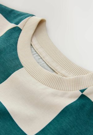 Pulover din bumbac cu guler rotund, având dungi alternative verzi și crem, cu guler striat și textură netedă.
