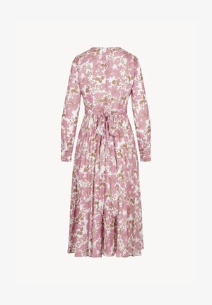 Bloemenprint jurk met lange mouwen, versierd met roze en bruine bloemen op een witte achtergrond, een tailleband en een vloeiende rok.