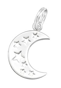 Ciondolo a forma di luna crescente in argento con stelle ritagliate. Superficie liscia, finitura lucida. Presenta un anello per il fissaggio.
