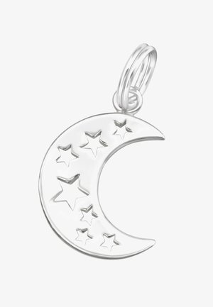 Pendentif en forme de croissant de lune argenté avec des étoiles découpées. Surface lisse, finition polie. Dispose d'une boucle pour l'attache.