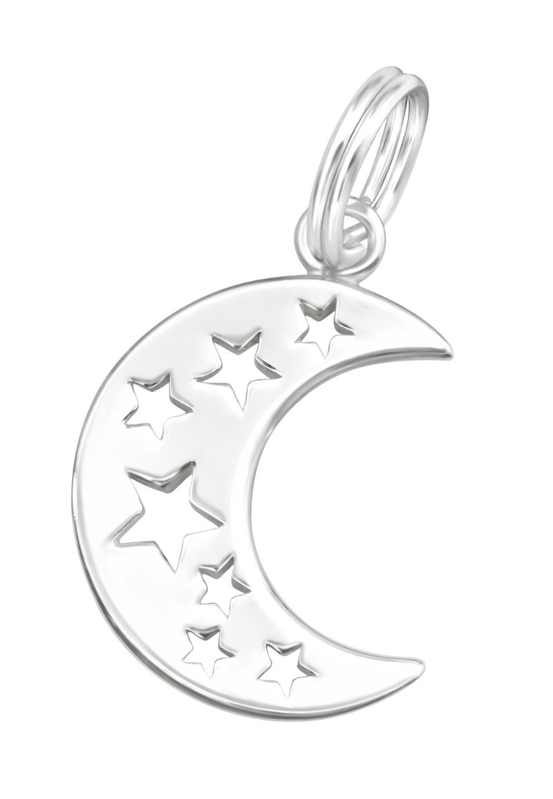 Ciondolo a forma di luna crescente in argento con stelle ritagliate. Superficie liscia, finitura lucida. Presenta un anello per il fissaggio.