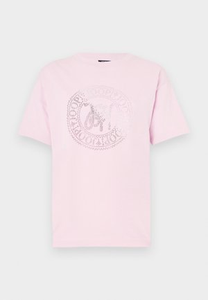 Rozā kokvilnas t-krekls ar apaļu izgriezumu un īsām piedurknēm. Centrā ir sudrabā printēts apaļš logo dizains.