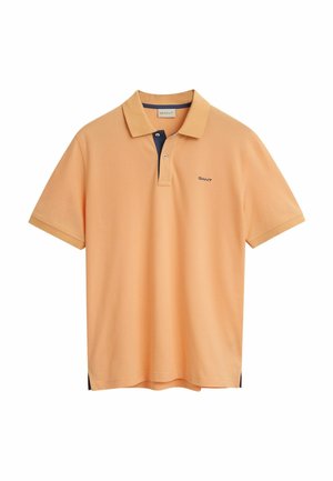 Polo in tessuto arancione chiaro con colletto blu. Presenta maniche corte e un sottile logo del marchio sul petto.