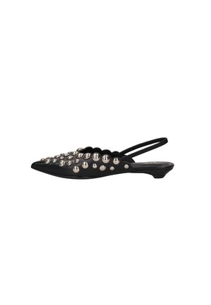 Scarpa bassa slingback nera a punta con borchie a sfera argentate e tacco basso su sfondo bianco.