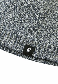 Berretto lavorato a maglia in navy e crema, con un design a coste. Accentuato da un piccolo etichetta nera con la lettera bianca "R".