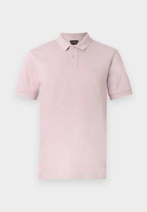 Polo de manga curta cor rosa claro com dois botões, pequeno emblema no peito e colarinho clássico, sobre fundo branco.