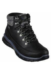 Stivale da trekking nero con tomaia in materiale sintetico, colletto in pile e occhielli in metallo. Presenta una suola testurizzata per aderenza e comfort.