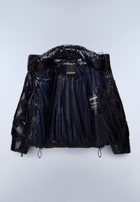 Giubbotto piumino nero con esterno lucido, orlo arricciato e tasca interna. Presenta un rivestimento morbido e un cappuccio con lacci.