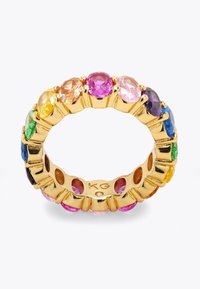 Anello in tono oro con una varietà di gemme rotonde e colorate, tra cui verde, blu, viola, rosa e giallo, impostate in un design a griffe.