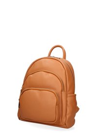 Zaino in pelle marrone chiaro con forma arrotondata, due scomparti con zip, finitura testurizzata e manico superiore per il trasporto.