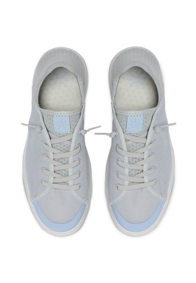 Baskets en maille grises avec accents bleu clair, bout rond, lacets plats et intérieur rembourré. Présente un écusson logo et un design minimaliste.