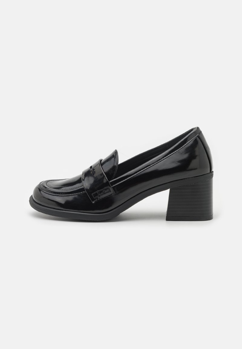 Mocassin en cuir verni noir à talon bloc, bout arrondi et détail de sangle, présenté en profil sur fond blanc.