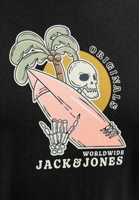 Σκελετός κρατάει ροζ σανίδα σερφ με φοινικόδεντρο και ήλιο στο φόντο, κείμενο «Originals Worldwide Jack & Jones» σε μαύρο ύφασμα.