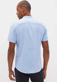 Next LINEN BLEND SHORT SLEEVE SHIRT WITH GRANDAD COLLAR - Overhemd - light blue