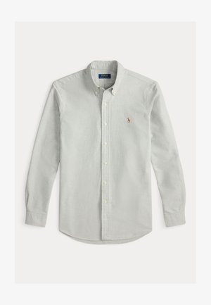 Jasnoszara koszula z kołnierzykiem na guziki, długimi rękawami i haftem logo na lewej piersi. Posiada mankiety na guziki i miękką teksturę.