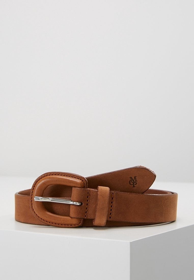 Ceinture en cuir marron avec boucle arrondie et ardillon en métal, roulée et posée sur une surface blanche.