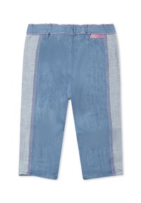 Leggings in denim con una miscela di blu e blu chiaro, caratterizzati da cuciture rosa lungo le cuciture e una vita elastica nella parte superiore.