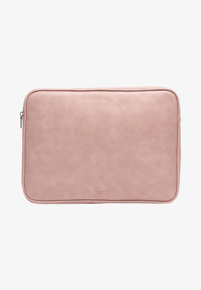 Housse pour ordinateur portable en cuir rose avec une texture lisse, fermeture éclair et design minimaliste. Présente un logo discret au centre en bas.
