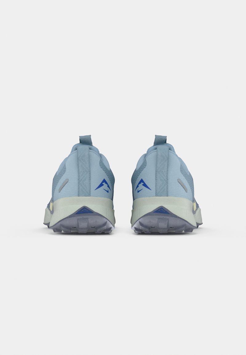 Par de zapatillas deportivas de color azul claro vistas desde atrás, con logotipos de montaña azules y tiradores sobre un fondo blanco.