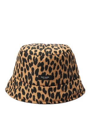 Chapeau bob à imprimé léopard avec une étiquette « kate spade NEW YORK » sur le devant, fond beige et taches noires irrégulières.