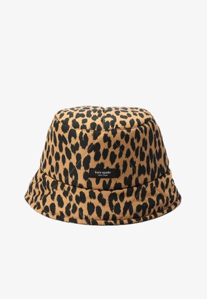 Chapeau bob à imprimé léopard avec une étiquette « kate spade NEW YORK » sur le devant, fond beige et taches noires irrégulières.