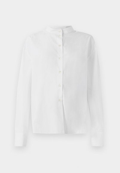 Fehér, hosszúujjú gombos ing mandarin gallérral és rejtett gombos záródással, fehér háttéren bemutatva.