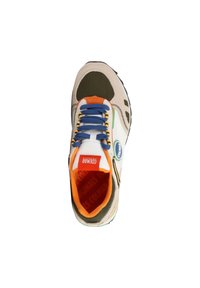 Sneaker heeft een beige en groene bovenkant, blauwe veters, oranje accenten en een rode tag. Logo op de zijkant; gestructureerde rubberen zool.