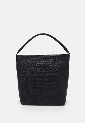 Sac à main noir avec texture crocodile, anse unique sur le dessus et poche avant zippée, posé contre un fond clair uni.