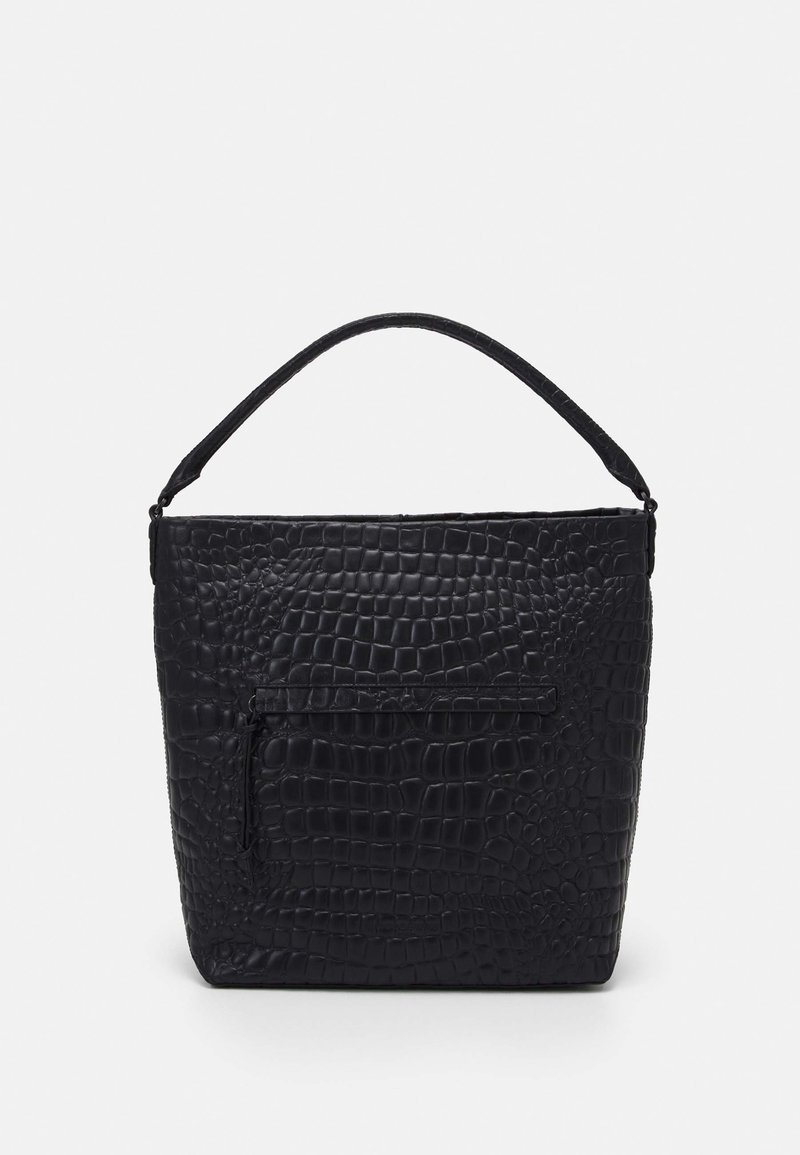 Sac à main noir avec texture crocodile, anse unique sur le dessus et poche avant zippée, posé contre un fond clair uni.