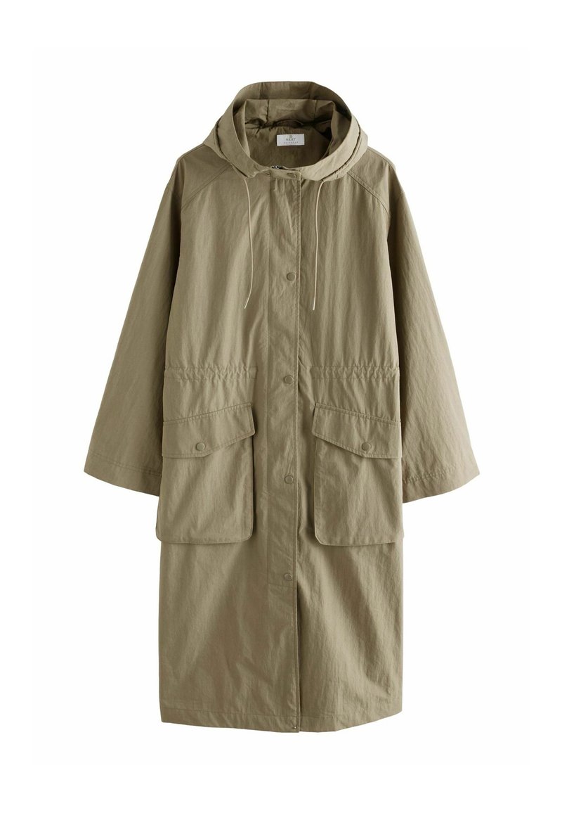 Long manteau à capuche kaki avec boutons-pression à l'avant, taille ajustable et deux grandes poches à rabat avec fermetures à pression.
