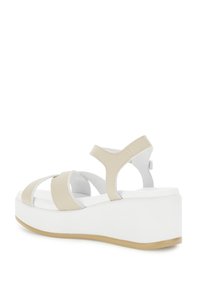 Sandali platform beige con tomaia in pelle texturizzata, design open toe e cinturini alla caviglia regolabili, suole bianche e suola in gomma.