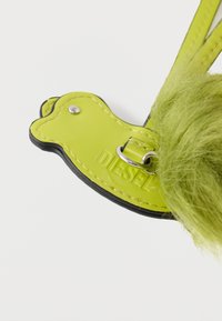 Μπρελόκ με πράσινη συνθετική γούνα και λαμπερό lime πράσινο δερμάτινο πίσω μέρος, με ασημένιο μεταλλικό κρίκο και ανάγλυφο λογότυπο «DIESEL».