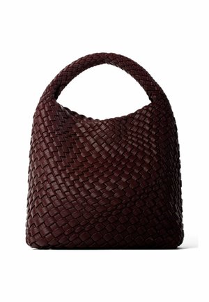 Ciemnobrązowa pleciona skórzana torebka z zaokrąglonym górnym uchwytem i zaokrąglonym, lekko luźnym prostokątnym kształtem.