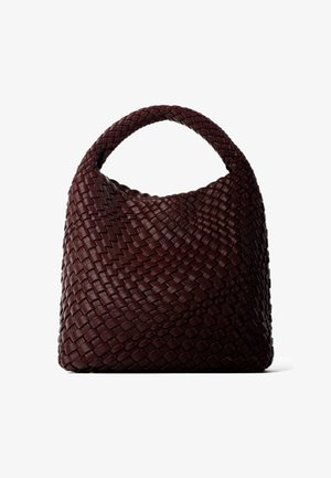 Borsa a mano in pelle intrecciata marrone scuro con manico superiore arrotondato e forma rettangolare arrotondata, leggermente morbida.