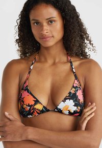 Top bikini floreale con uno sfondo nero, caratterizzato da fiori vivaci arancioni, rosa e bianchi. Forma triangolare con spalline sottili.