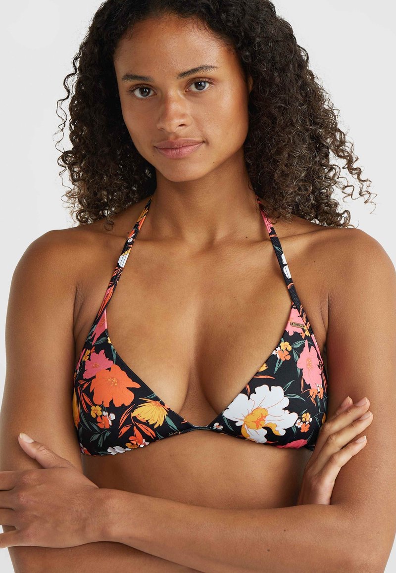 Top bikini floreale con uno sfondo nero, caratterizzato da fiori vivaci arancioni, rosa e bianchi. Forma triangolare con spalline sottili.