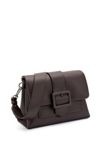 Borsa a tracolla in pelle marrone con design strutturato, dotata di un grande accento a fibbia, tracolla rimovibile e superficie testurizzata.