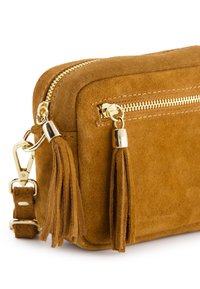 Brun ruskind crossover taske med guldfarvet hardware, lynlås lukning og dekorative frynser. Har en rektangulær form og blød tekstur.