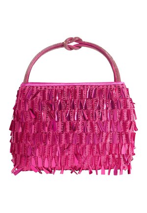 Lyserød skuldertaske med en knyttet hank, dækket af lodrette, skinnende palietstrimler og teksturerede stofpaneler.