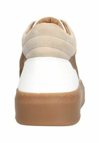 Lichtbruine suede sneaker met een witte hiel en rubberen zool. Bevat textuuraccenten aan de achterkant en stikseldetails. Minimalistisch ontwerp.