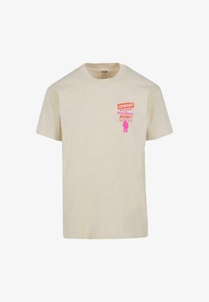 Krämfärgad bomull t-shirt med rund hals som har rosa och orange text som säger "KRÄV EN SLUT PÅ POLISBRUTALITET NU!" samt en grafik av en knuten näve.