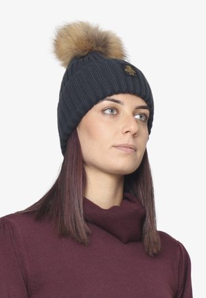 Berretto a maglia di colore grigio scuro con un grande pompon in pelliccia sintetica color beige sulla parte superiore; presenta una sottile texture a coste e un piccolo logo sul davanti.