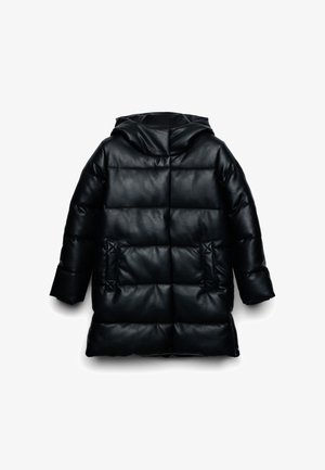 Doudoune noire avec capuche, design matelassé, deux poches avant, fabriquée en matériau lisse et brillant. Manches longues et coupe mi-longue.