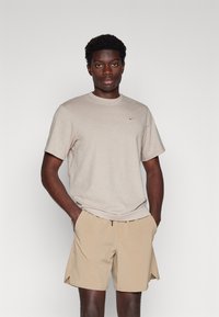 Nike Performance PRIMARY - Camiseta deportiva - khaki