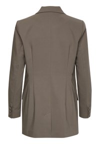 Blazer marrone su misura con collo a REVER, maniche lunghe e chiusura a sei bottoni. Presenta una texture liscia e una silhouette aderente.