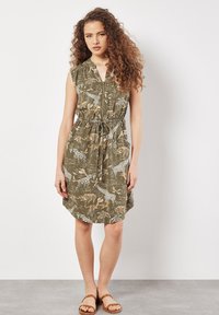 Apricot TROPICAL ANIMAL PRINT  - Freizeitkleid - khaki