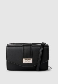 Borsa a tracolla nera in pelle con forma rettangolare, chiusura magnetica e superficie liscia; presenta una tracolla rimovibile e dettagli in argento.