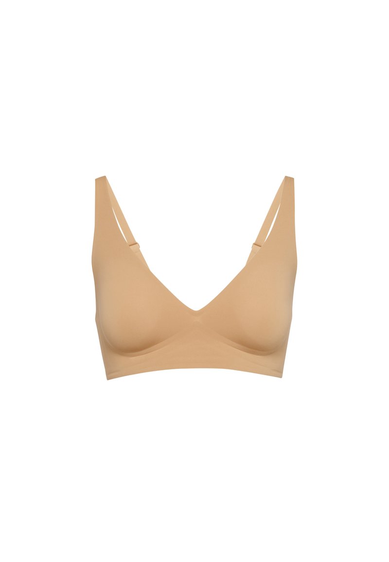 Bralette wireless di colore nudo, tessuto liscio, design a V, spalline regolabili, coppe senza cuciture, stile minimalista senza accessori.